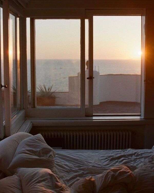 Heller Morgenplatz mit ruhiger Atmosphäre und natürlichem Licht